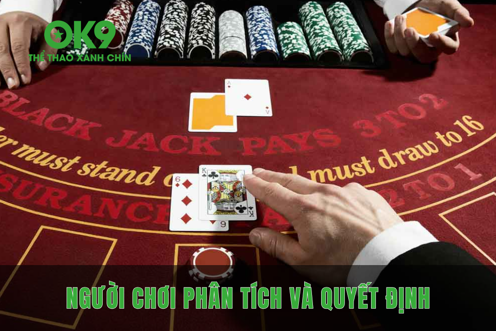 Người chơi phân tích bài Blackjack trước khi đưa ra quyết định tại OK9